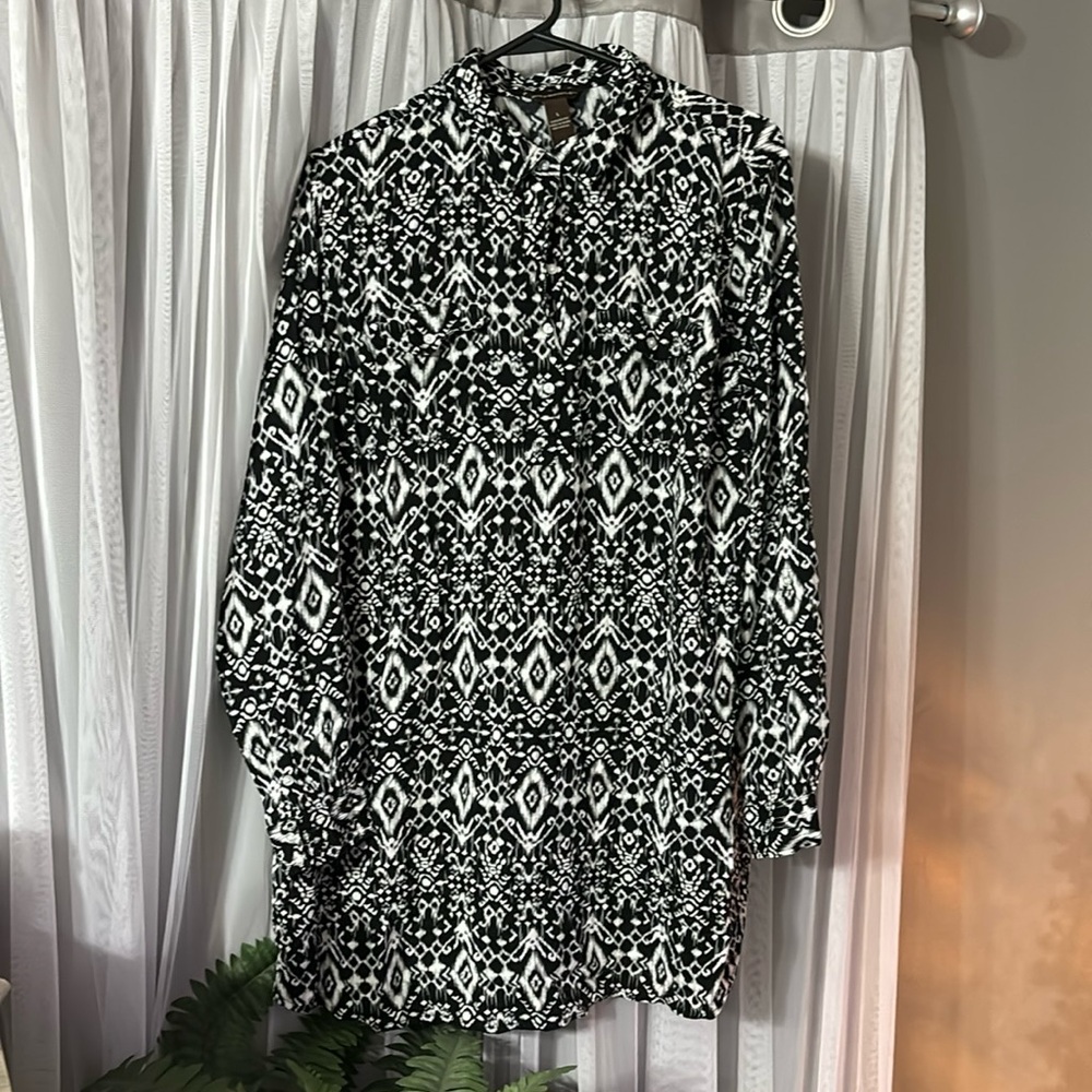 Bit & Bridle, black and white it’s women shirt!  Five button front with collar!
